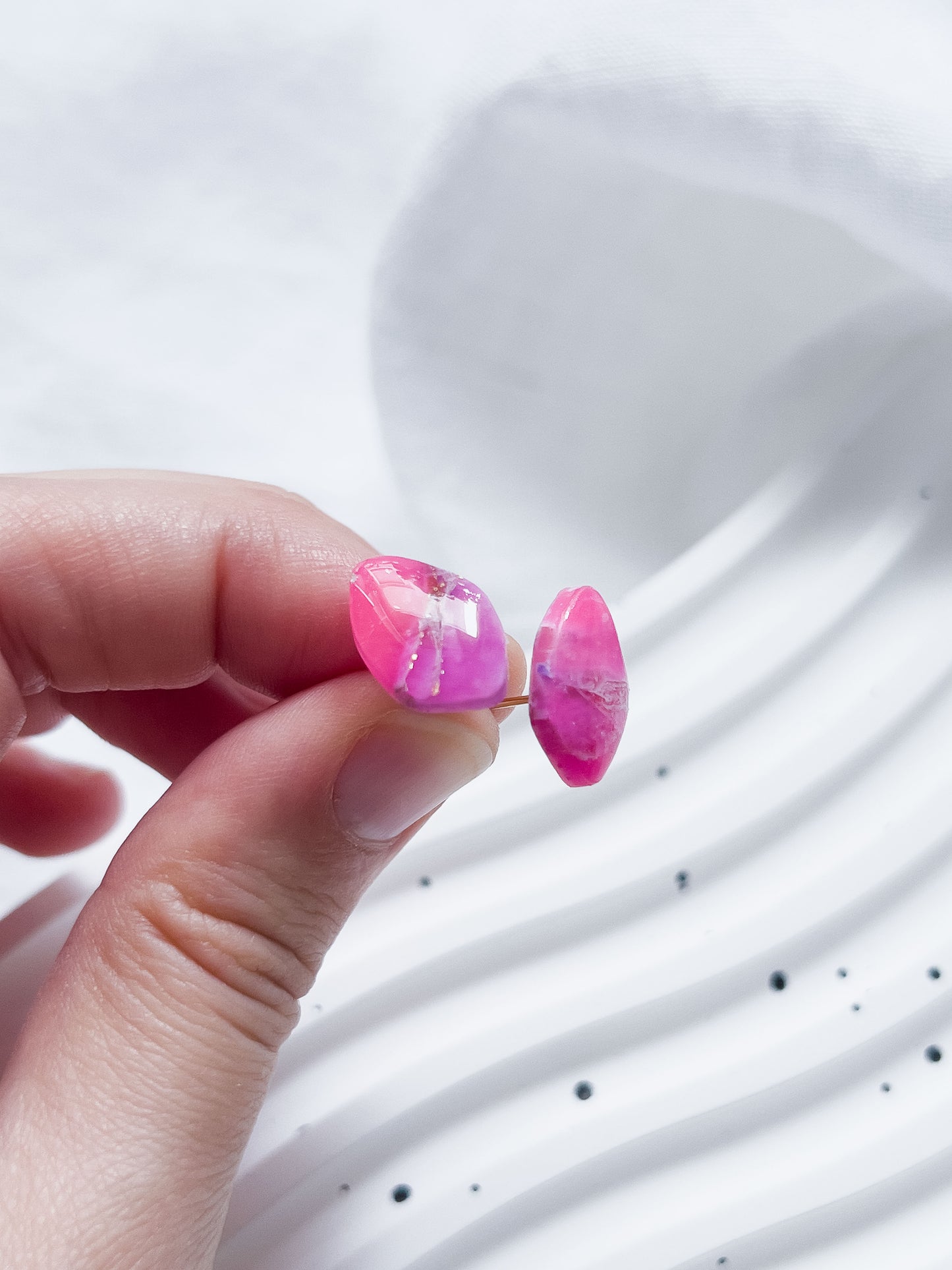 Col R ✦ Fuchsia-marmorierte Kiesel Ohrstecker