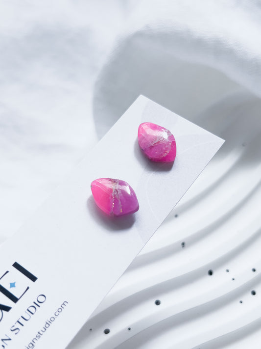 Col R ✦ Fuchsia-marmorierte Kiesel Ohrstecker