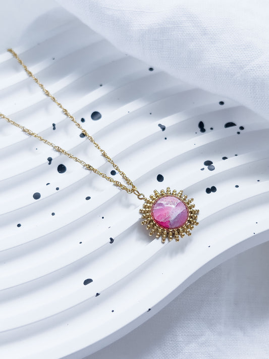 Col R ✦ Fuchsia-marmorierte Sonnen Halskette