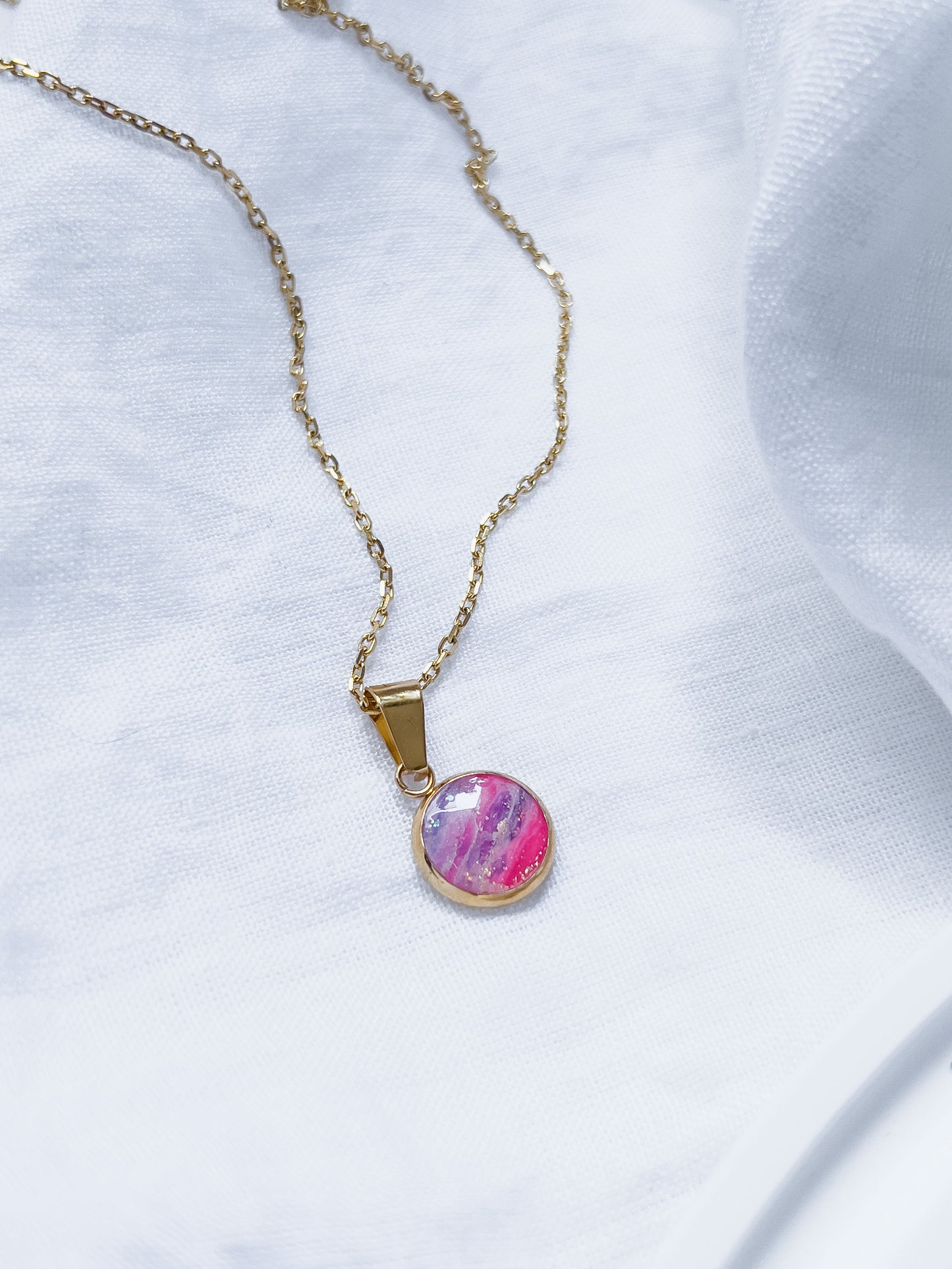 Col R ✦ Fuchsia-marmorierte runde Halskette