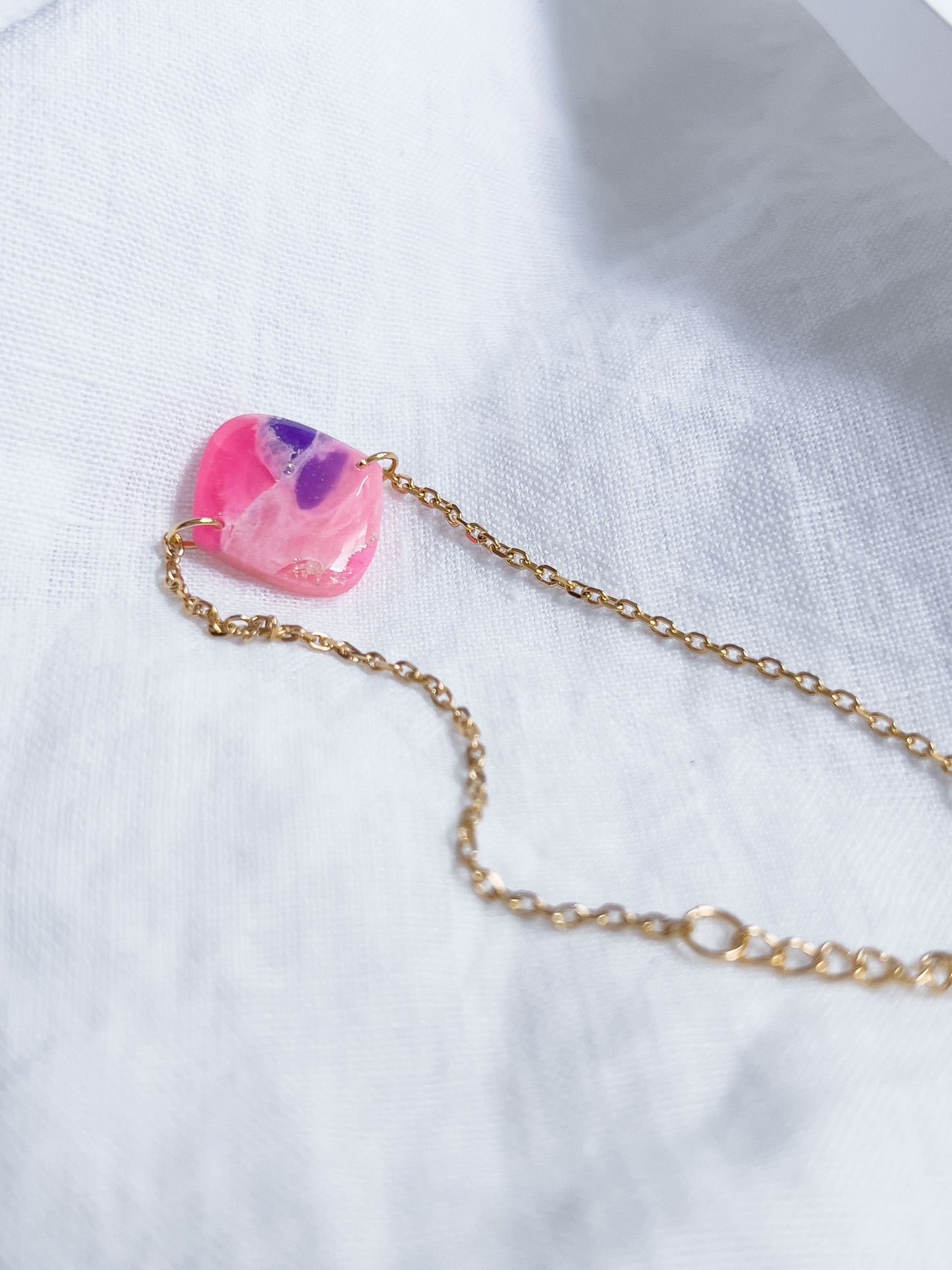 Col R ✦ Fuchsia-marmoriertes Statement Armband
