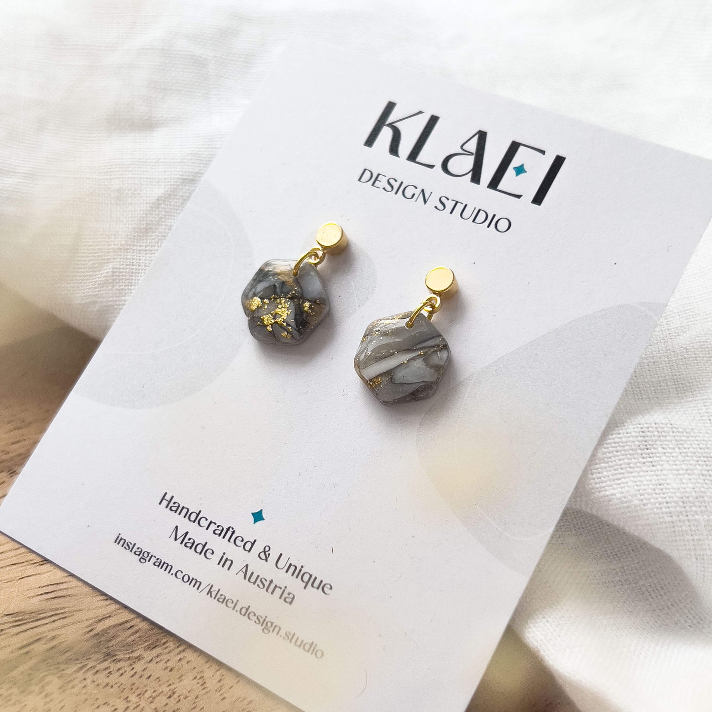 Base Col ✦ Small grey-gold marbled hexagonal earrings