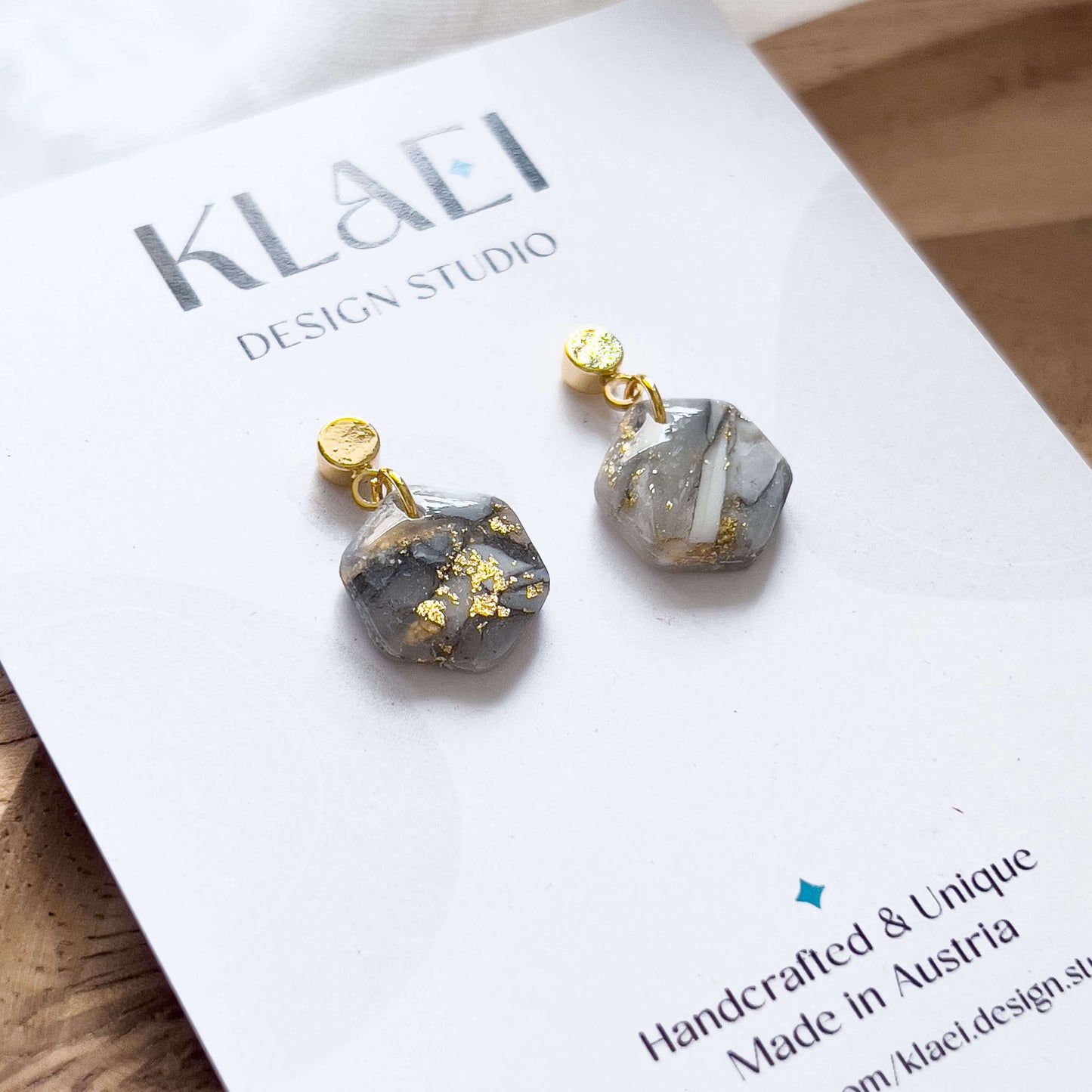 Base Col ✦ Small grey-gold marbled hexagonal earrings