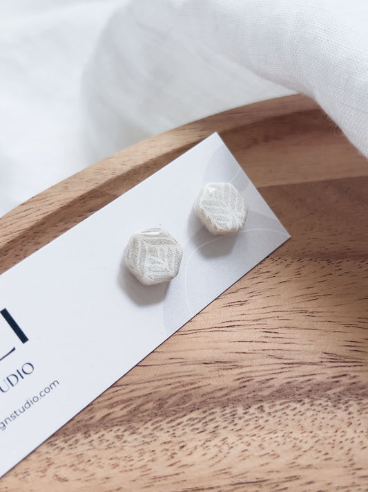 Bridal Col ✦ Perlmuttfarbene Ohrstecker mit silber-glänzendem Muster