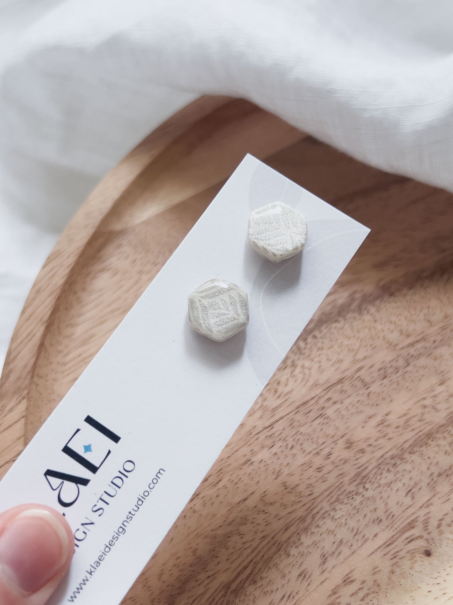 Bridal Col ✦ Perlmuttfarbene Ohrstecker mit silber-glänzendem Muster