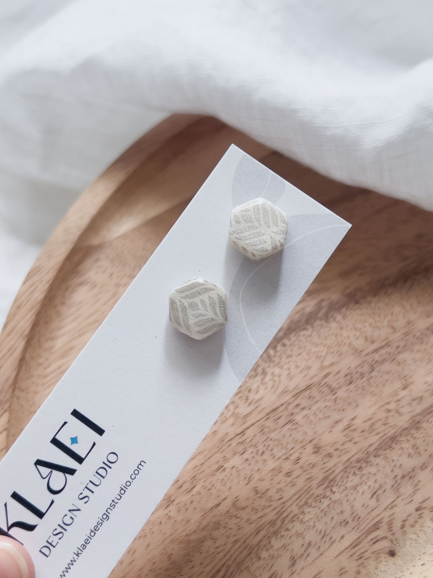 Bridal Col ✦ Perlmuttfarbene Ohrstecker mit silber-glänzendem Muster