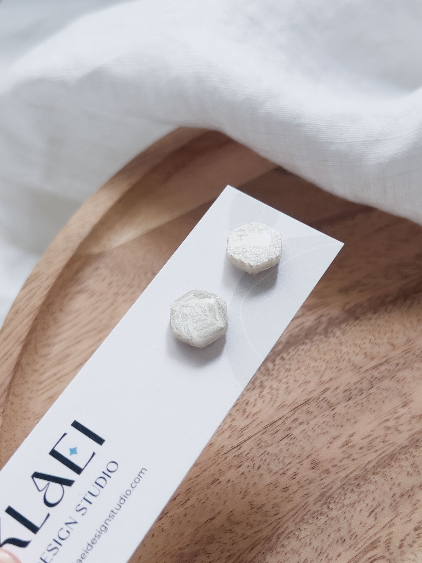 Bridal Col ✦ Perlmuttfarbene Ohrstecker mit silber-glänzendem Muster