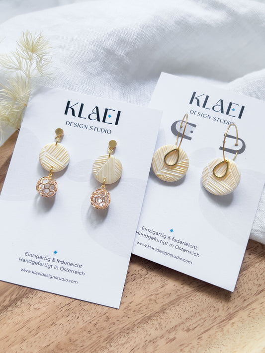 Bridal Col ✦ Perlmuttfarbene Ohrringe mit goldenem Muster