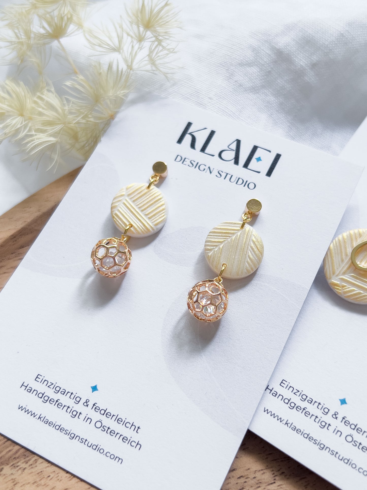 Bridal Col ✦ Perlmuttfarbene Ohrringe mit goldenem Muster