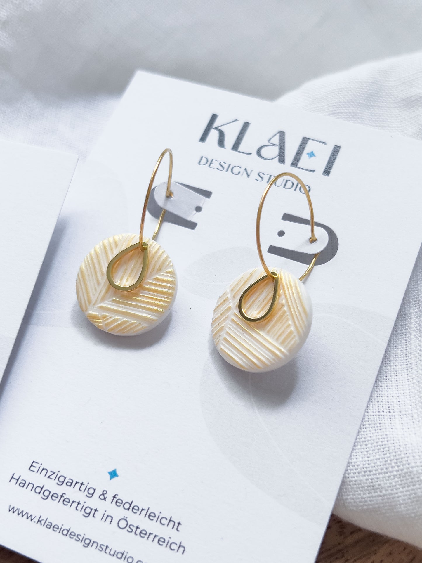 Bridal Col ✦ Perlmuttfarbene Ohrringe mit goldenem Muster