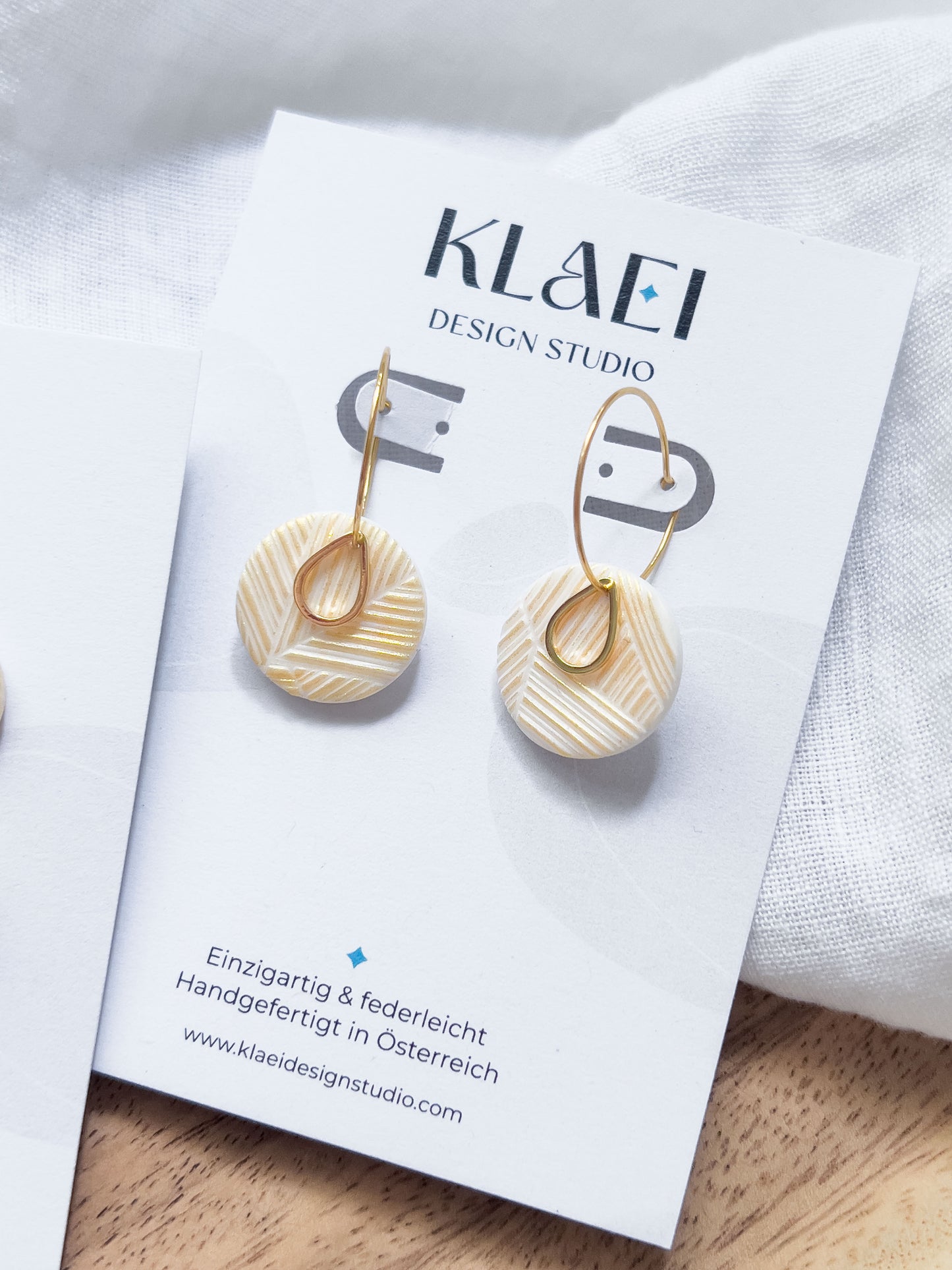 Bridal Col ✦ Perlmuttfarbene Ohrringe mit goldenem Muster