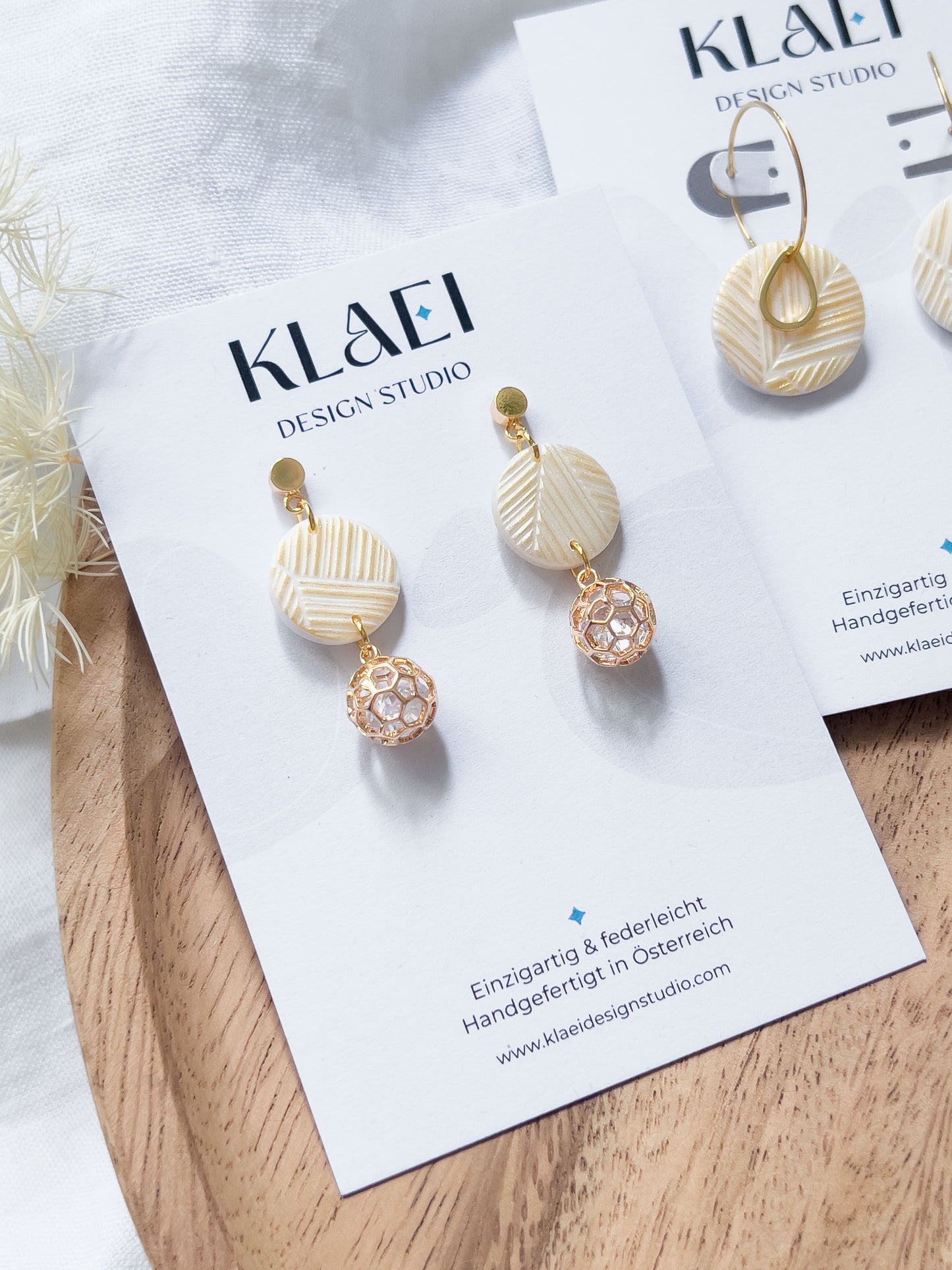 Bridal Col ✦ Perlmuttfarbene Ohrringe mit goldenem Muster