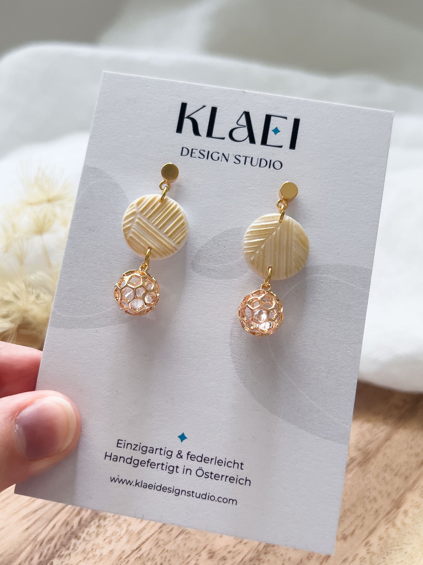 Bridal Col ✦ Perlmuttfarbene Ohrringe mit goldenem Muster
