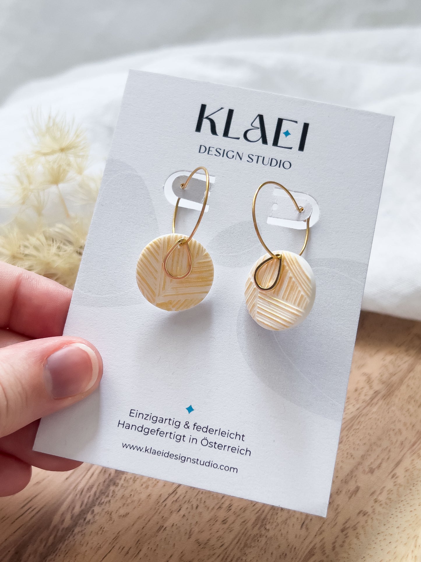 Bridal Col ✦ Perlmuttfarbene Ohrringe mit goldenem Muster