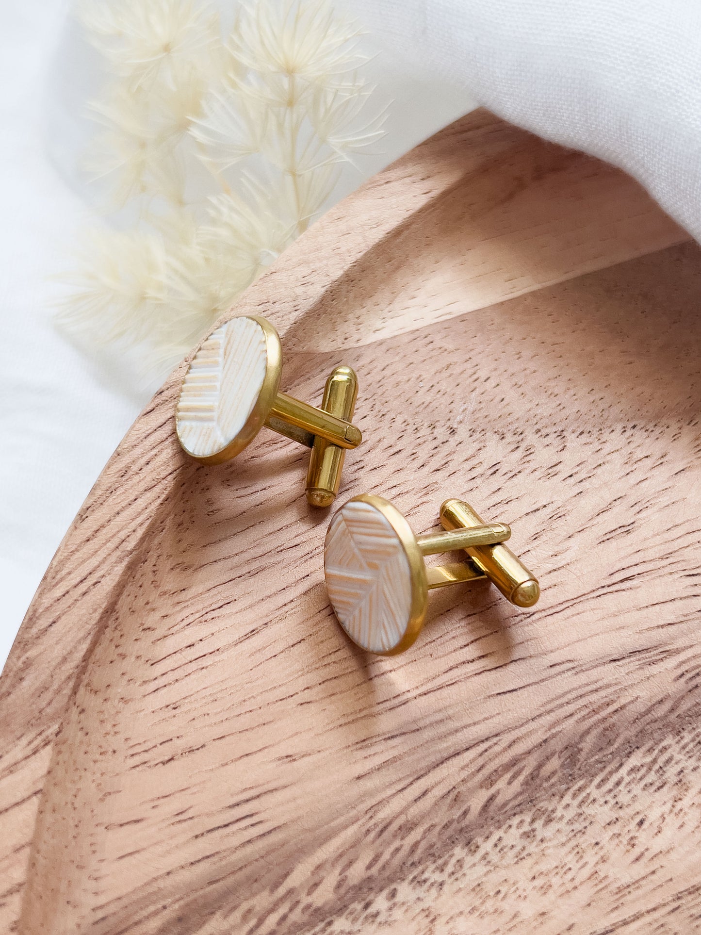Bridal Col ✦ Perlmuttfarbene Manschettenknöpfe mit goldenem Muster