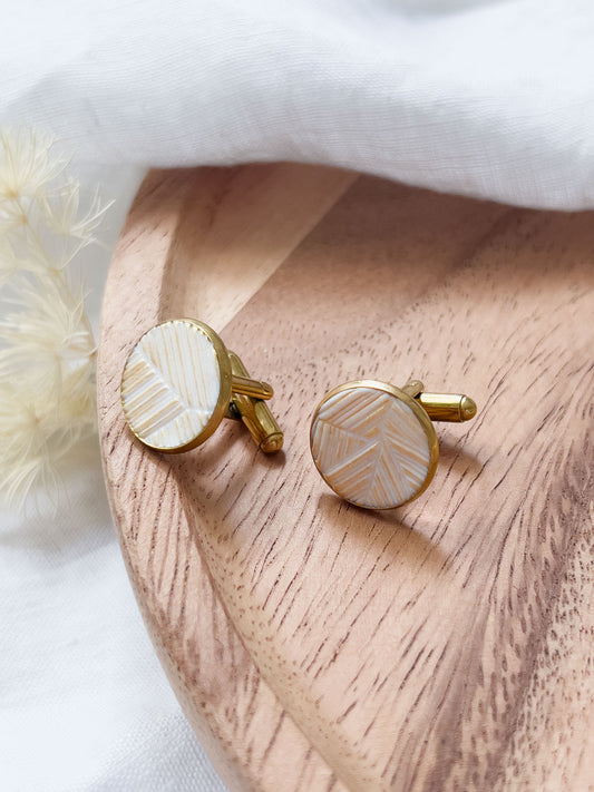 Bridal Col ✦ Perlmuttfarbene Manschettenknöpfe mit goldenem Muster