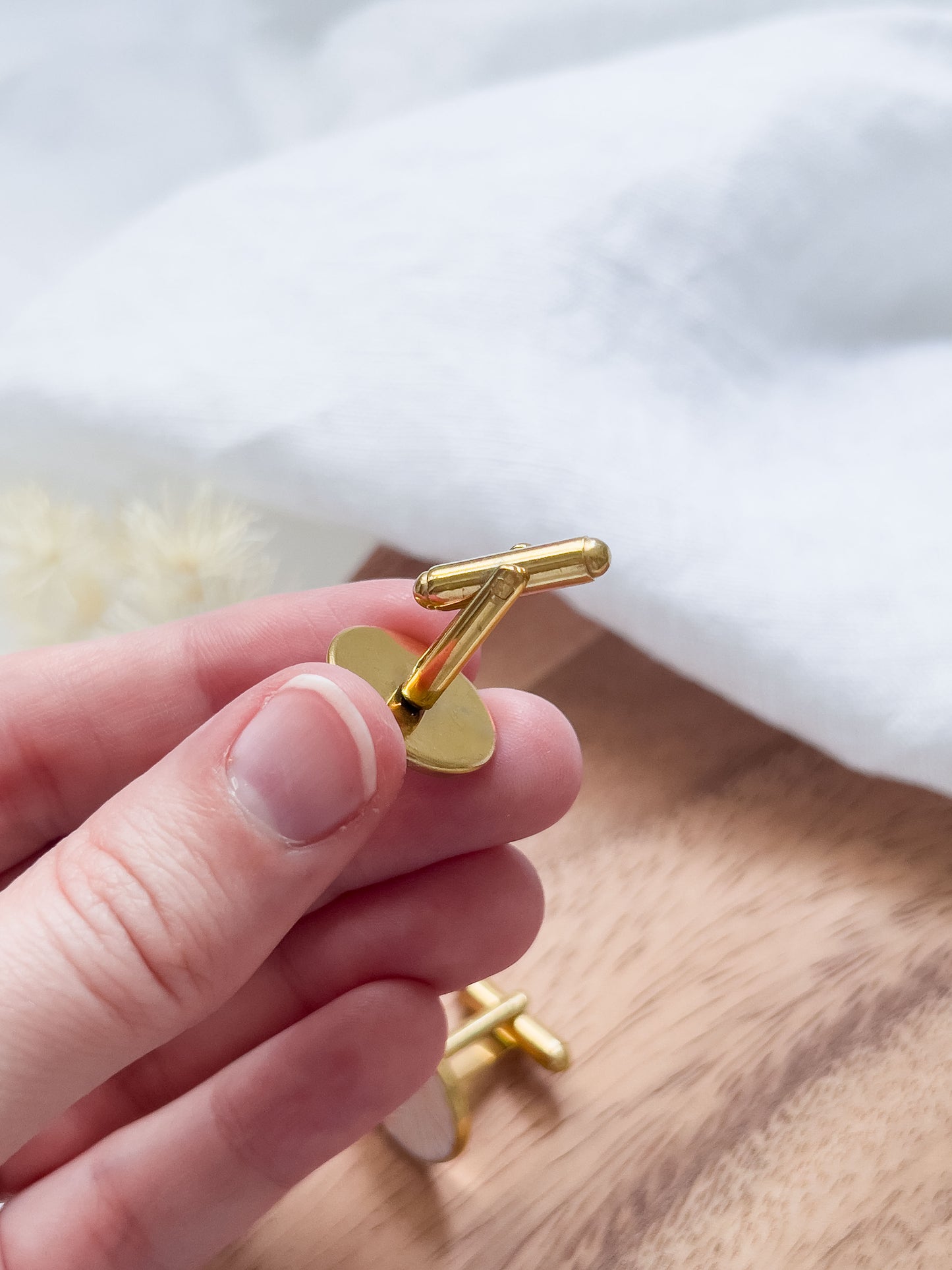 Bridal Col ✦ Perlmuttfarbene Manschettenknöpfe mit goldenem Muster