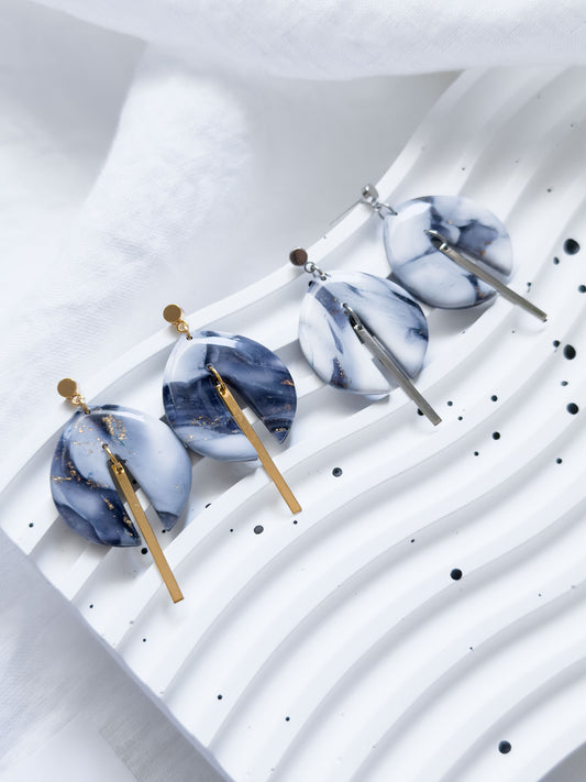 Col A ✦ Weiß-grau marmorierte Ohrringe