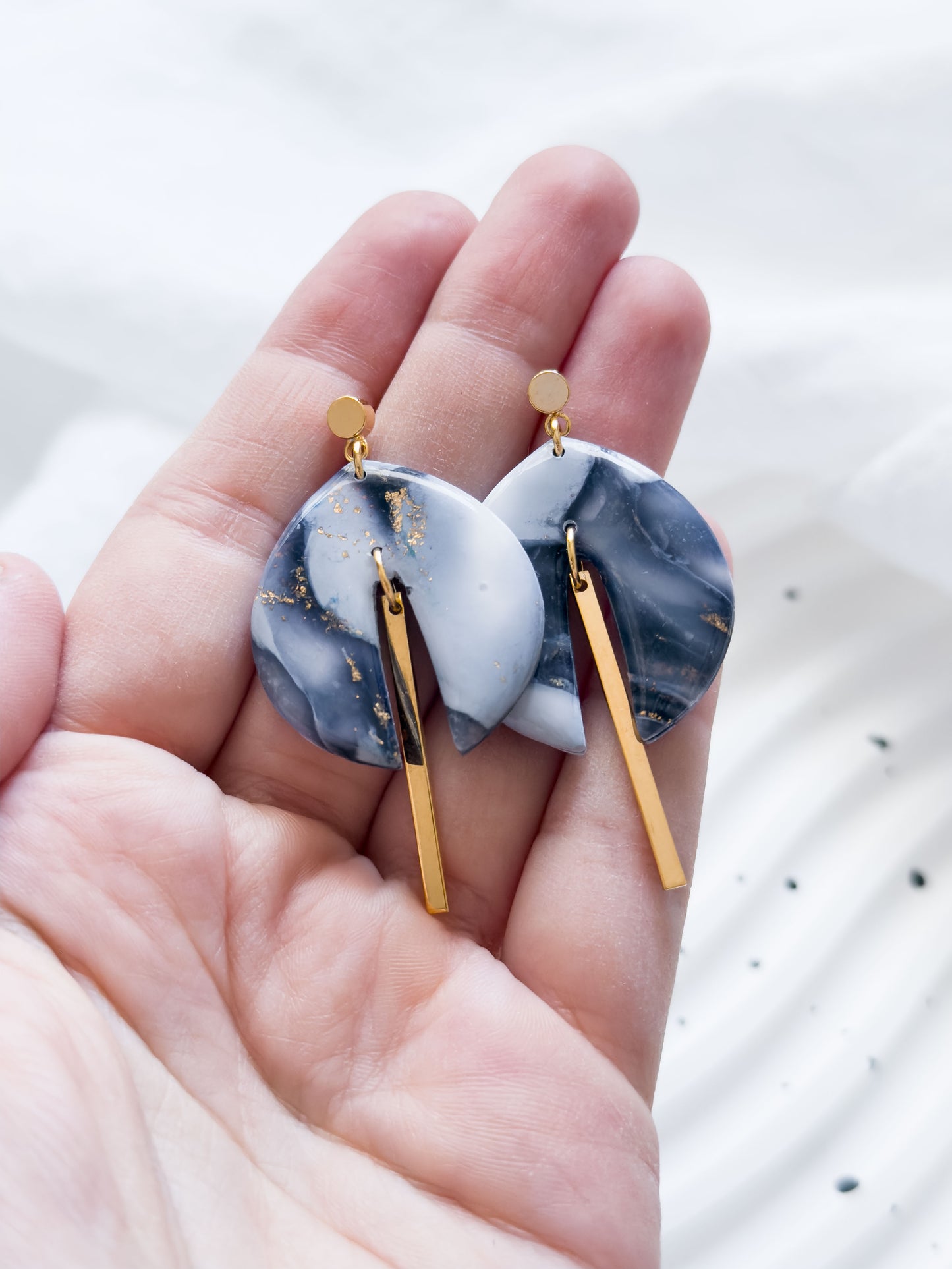 Col A ✦ Weiß-grau marmorierte Ohrringe