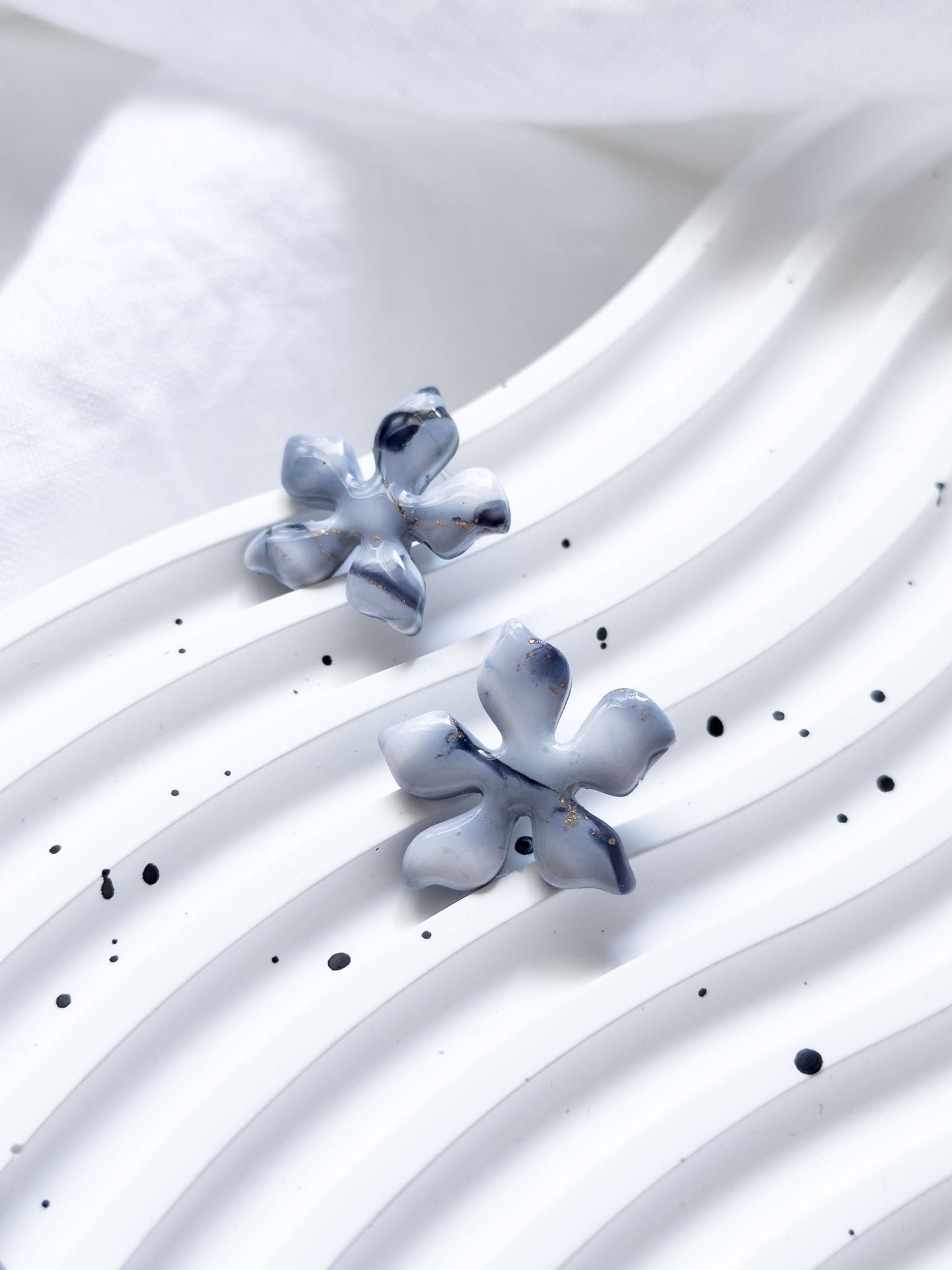 Col A ✦ Weiß-grau marmorierte Blumenohrstecker