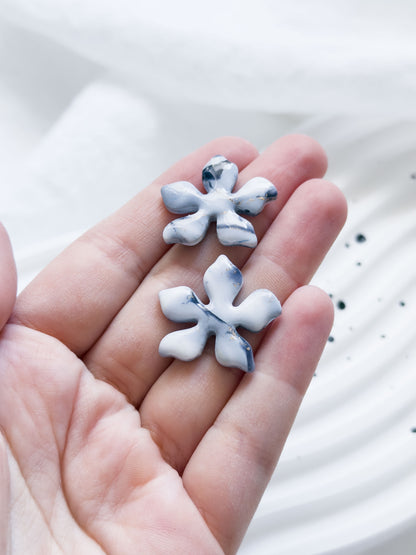 Col A ✦ Weiß-grau marmorierte Blumenohrstecker