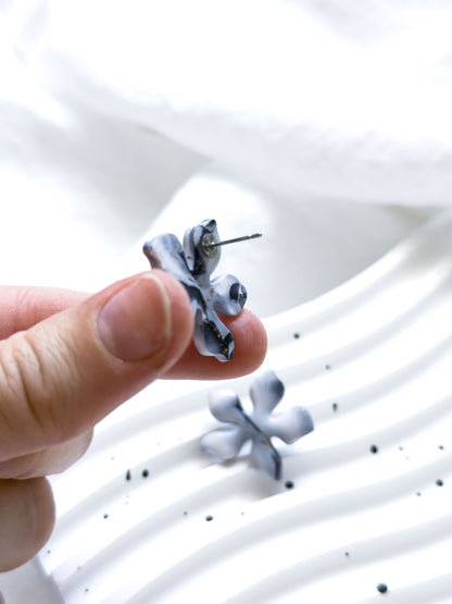 Col A ✦ Weiß-grau marmorierte Blumenohrstecker