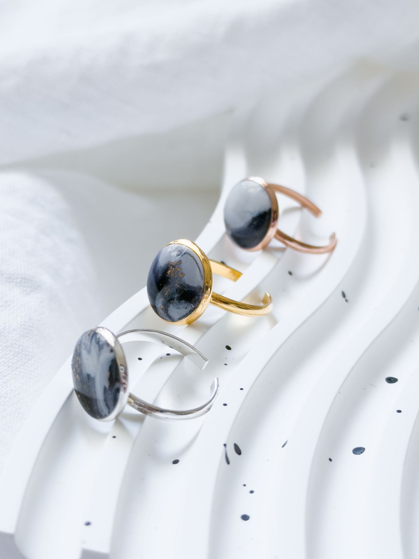 Col A ✦ Weiß-grau marmorierte Ringe
