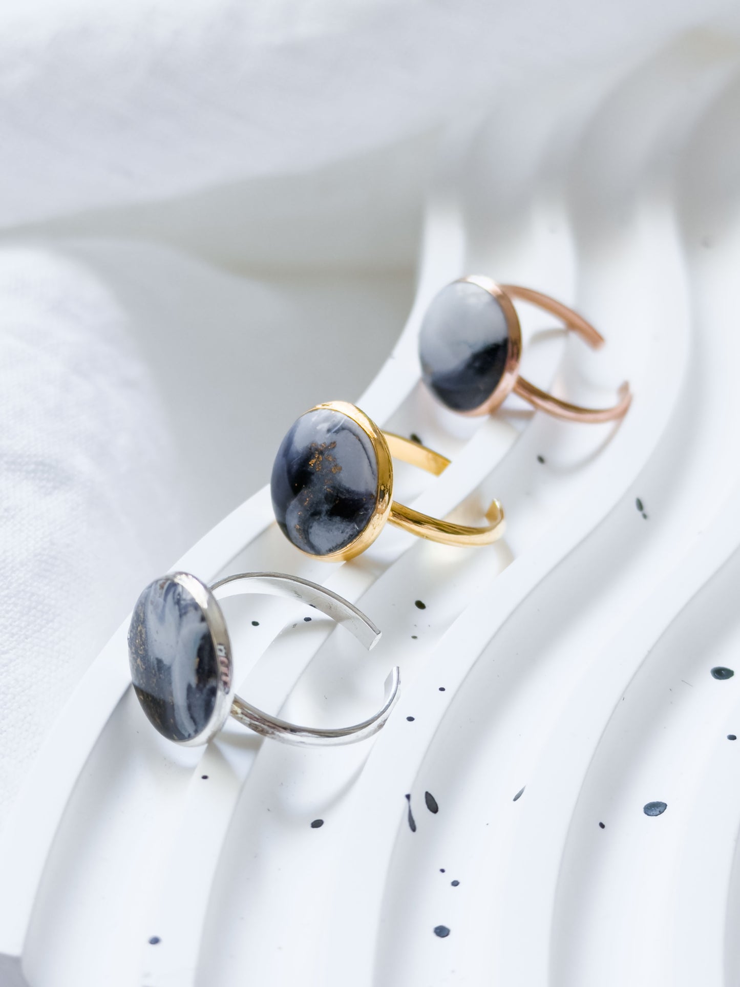 Col A ✦ Weiß-grau marmorierte Ringe