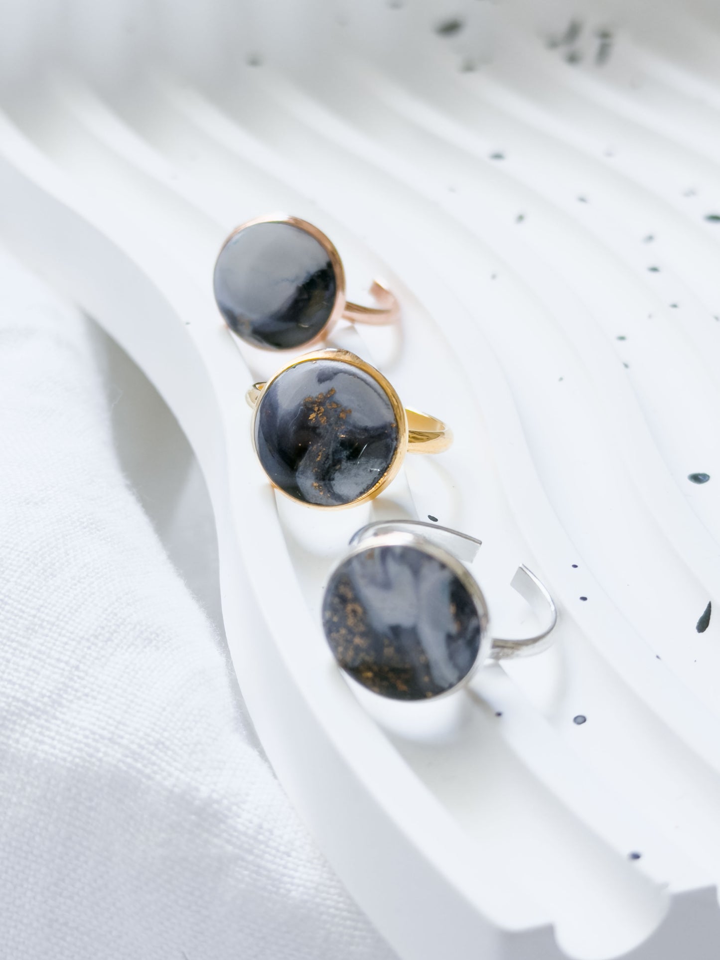 Col A ✦ Weiß-grau marmorierte Ringe