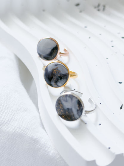 Col A ✦ Weiß-grau marmorierte Ringe