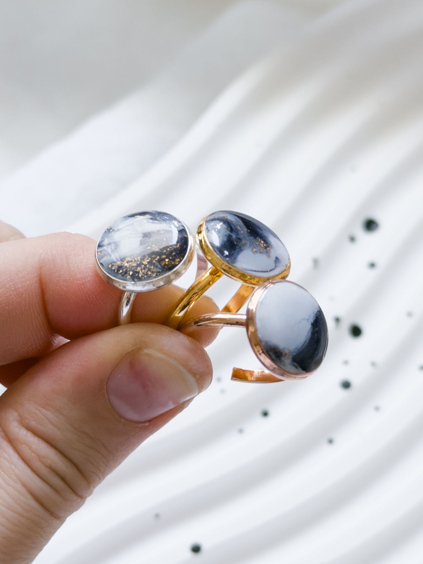 Col A ✦ Weiß-grau marmorierte Ringe