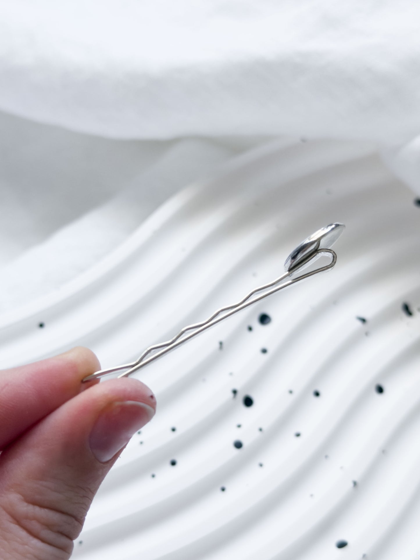 Col A ✦ Weiß-grau marmorierte Haarspange