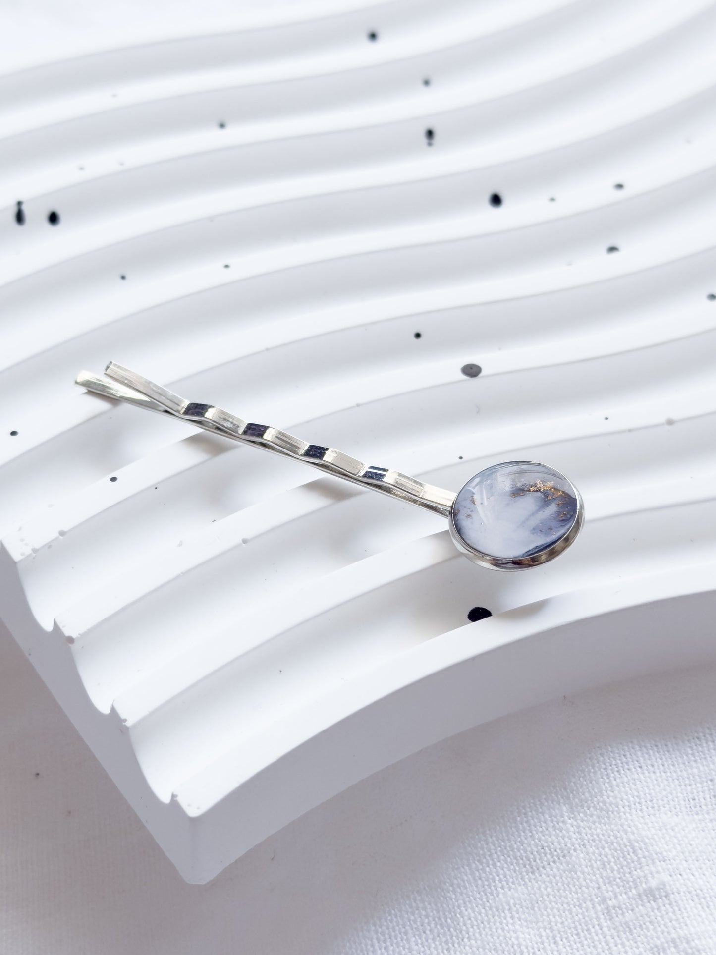 Col A ✦ Weiß-grau marmorierte Haarspange