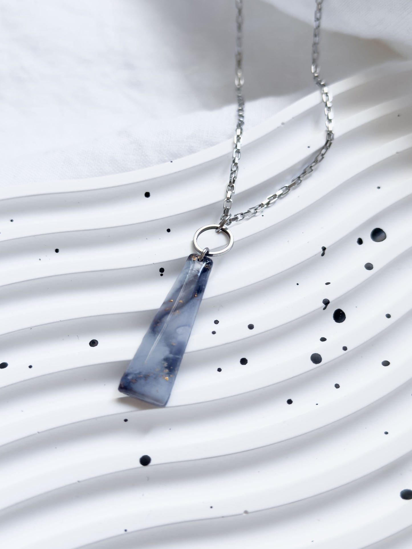 Col A ✦ Weiß-grau marmorierte Halskette