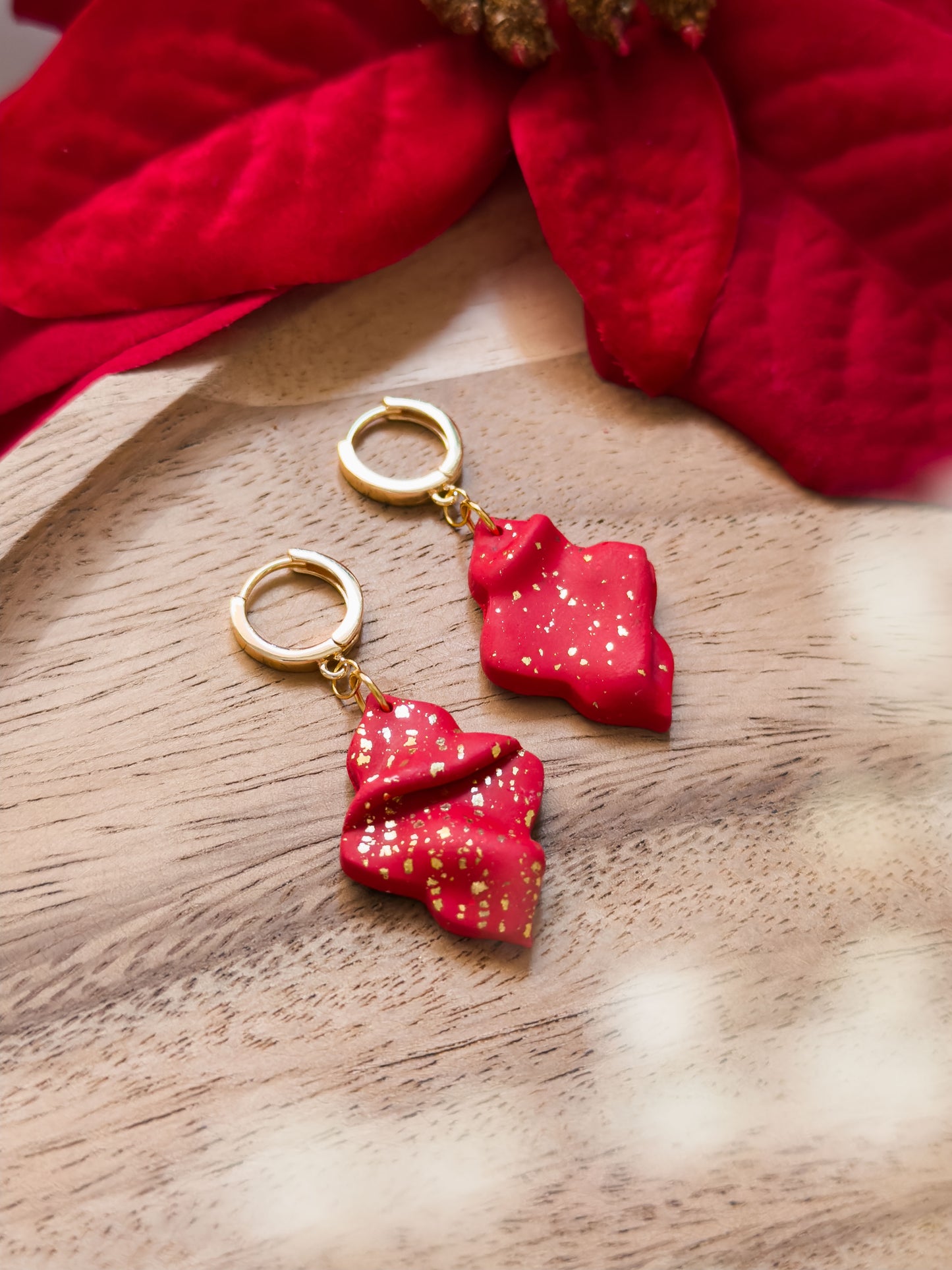 Col A ✦ Rote Falten-Huggie Ohrringe