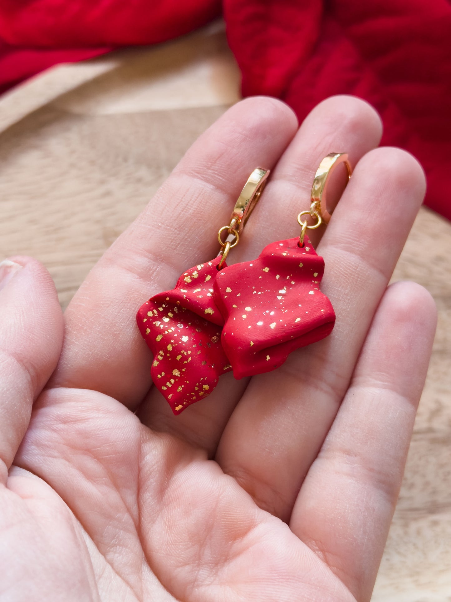 Col A ✦ Rote Falten-Huggie Ohrringe