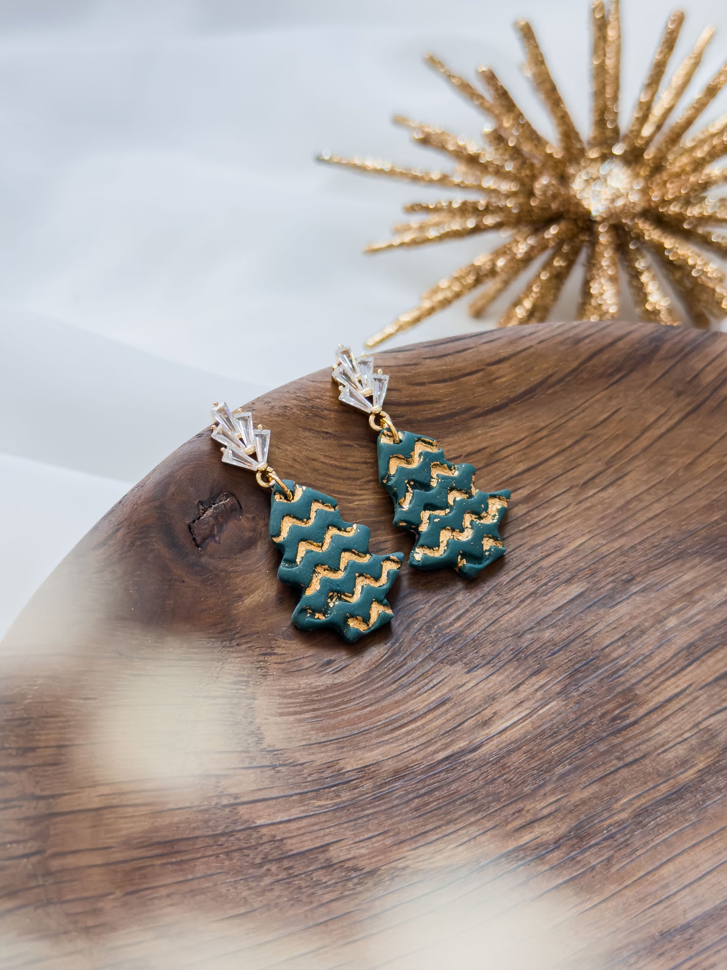 Col A ✦ Tannenbaumgrüne Christbaum Ohrringe mit Zickzack-Muster