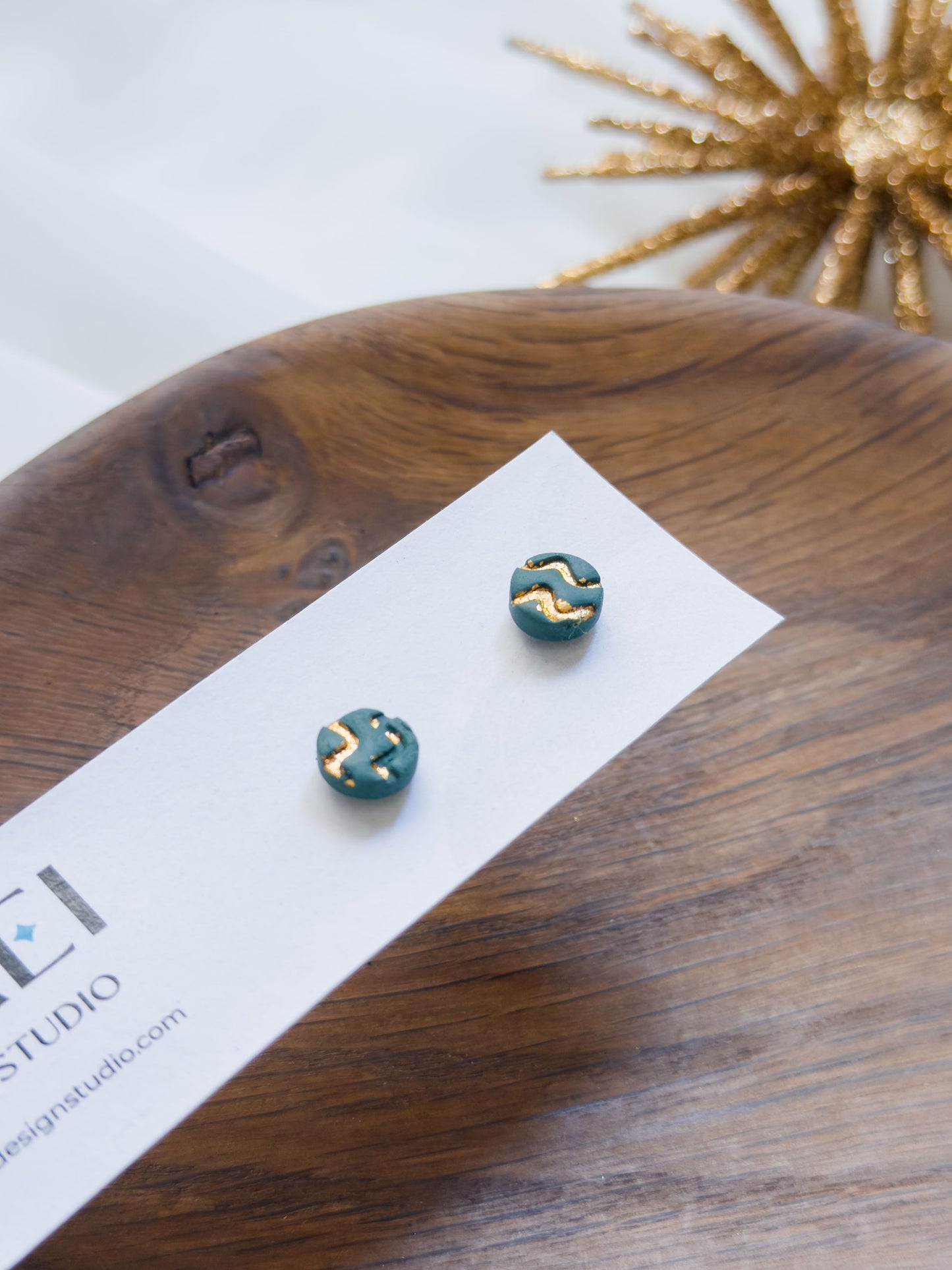 Col A ✦ Tannenbaumgrüne Ohrstecker mit Zickzack-Muster