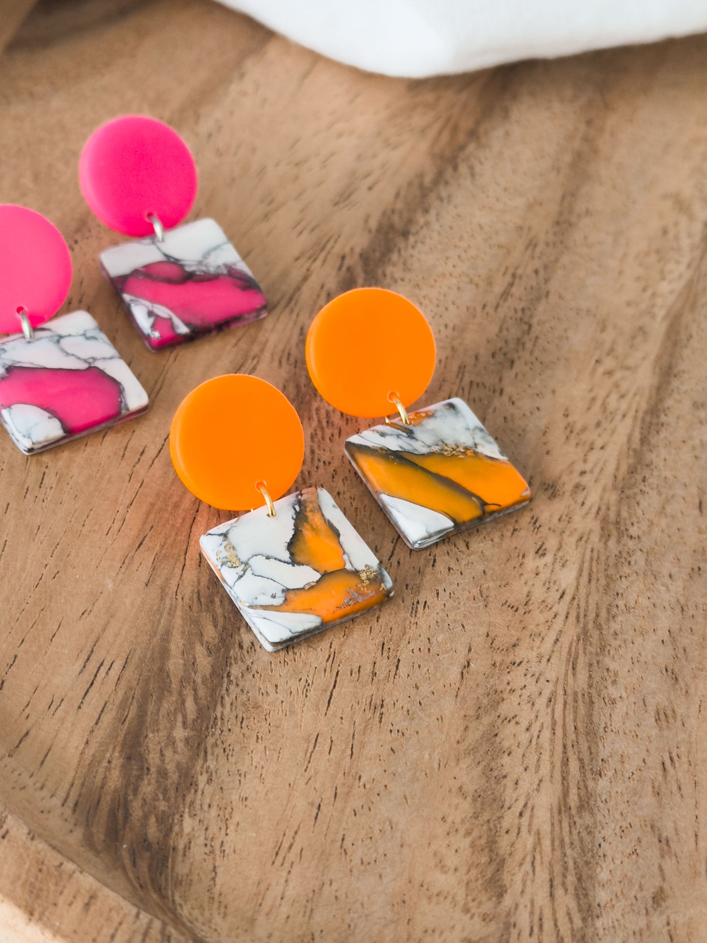 Love Notes Col ✦ LOLA neon-marmorierte Ohrringe