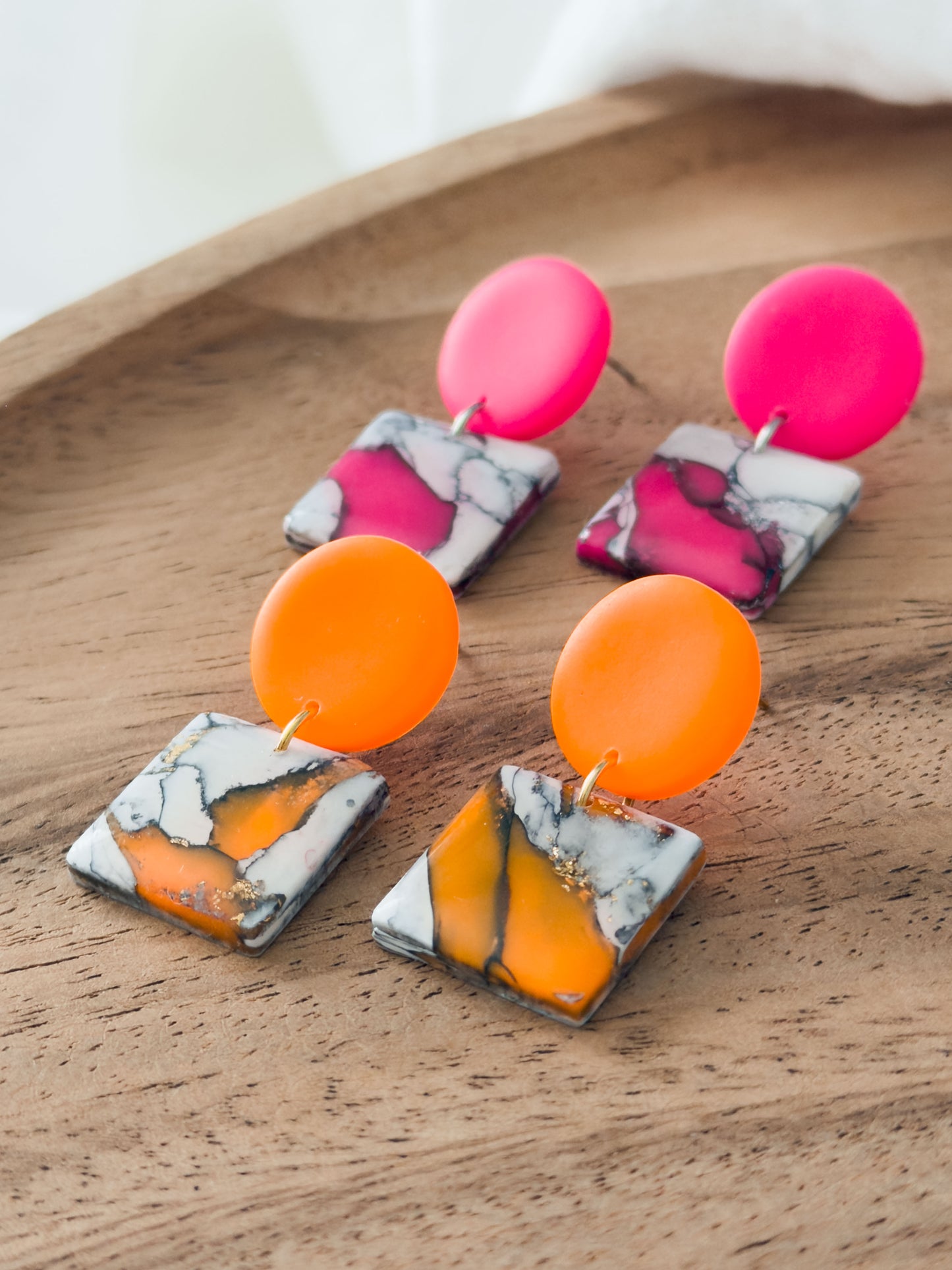 Love Notes Col ✦ LOLA neon-marmorierte Ohrringe