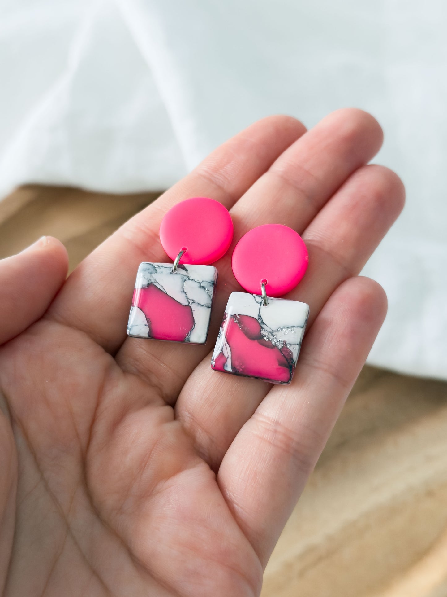 Love Notes Col ✦ LOLA neon-marmorierte Ohrringe