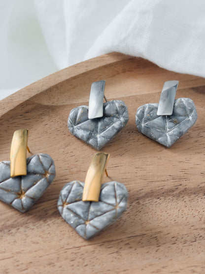 Love Notes Col ✦ Grau-marmorierte Diamant Herz-Ohrringe