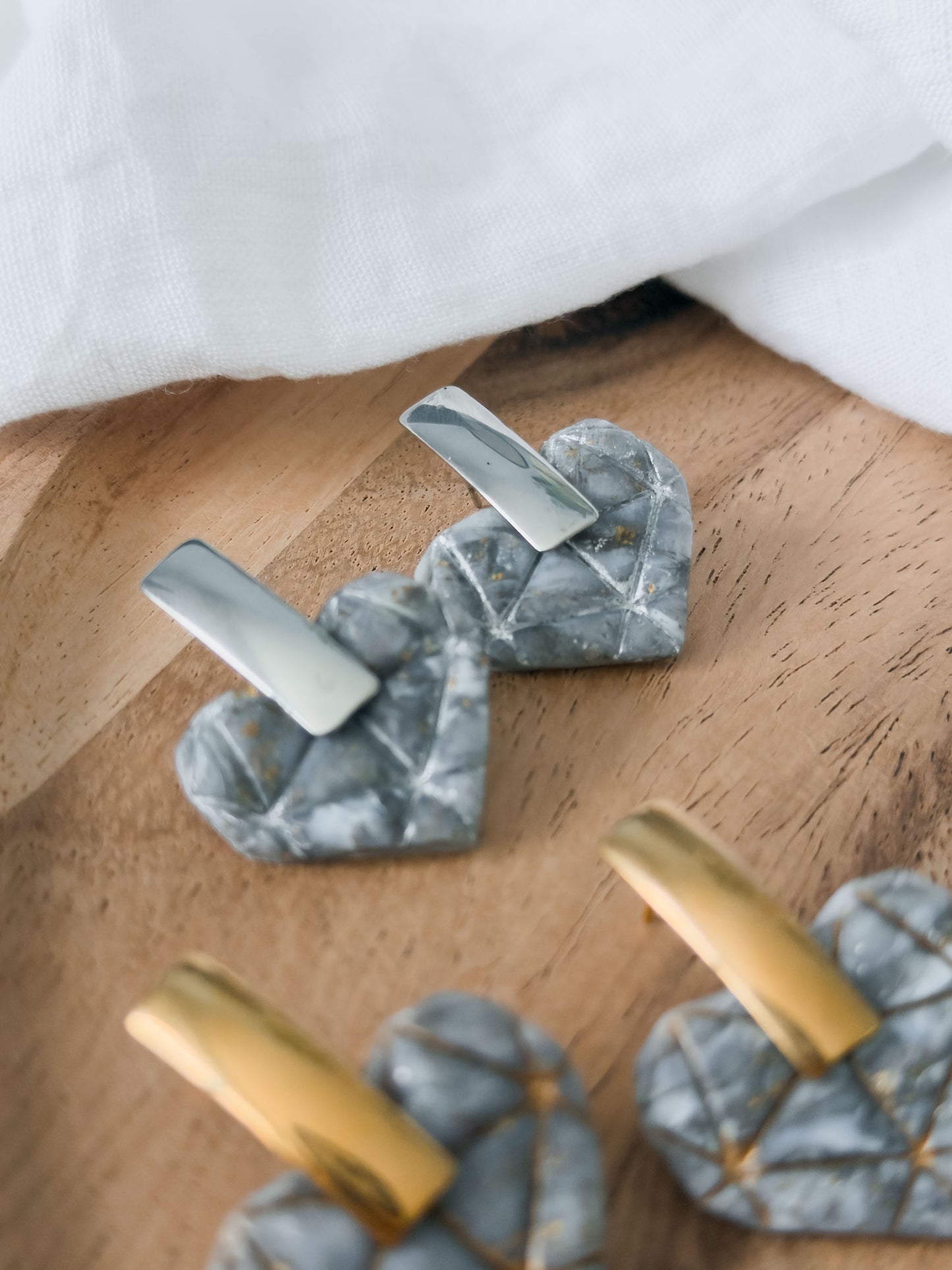 Love Notes Col ✦ Grau-marmorierte Diamant Herz-Ohrringe