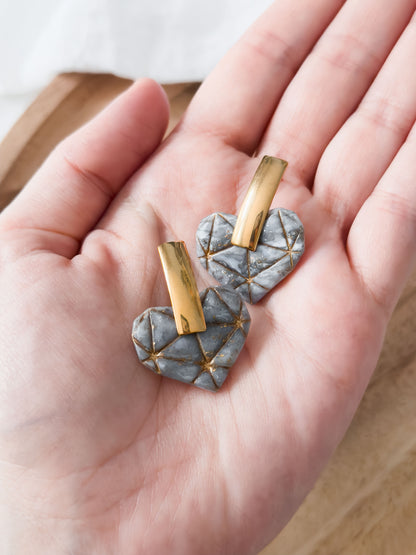 Love Notes Col ✦ Grau-marmorierte Diamant Herz-Ohrringe