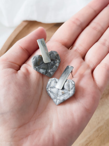 Love Notes Col ✦ Grau-marmorierte Diamant Herz-Ohrringe