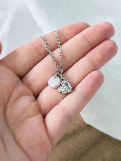 Love Notes Col ✦ Halskette mit rosenquartz-farbigen & Herzchen Anhänger