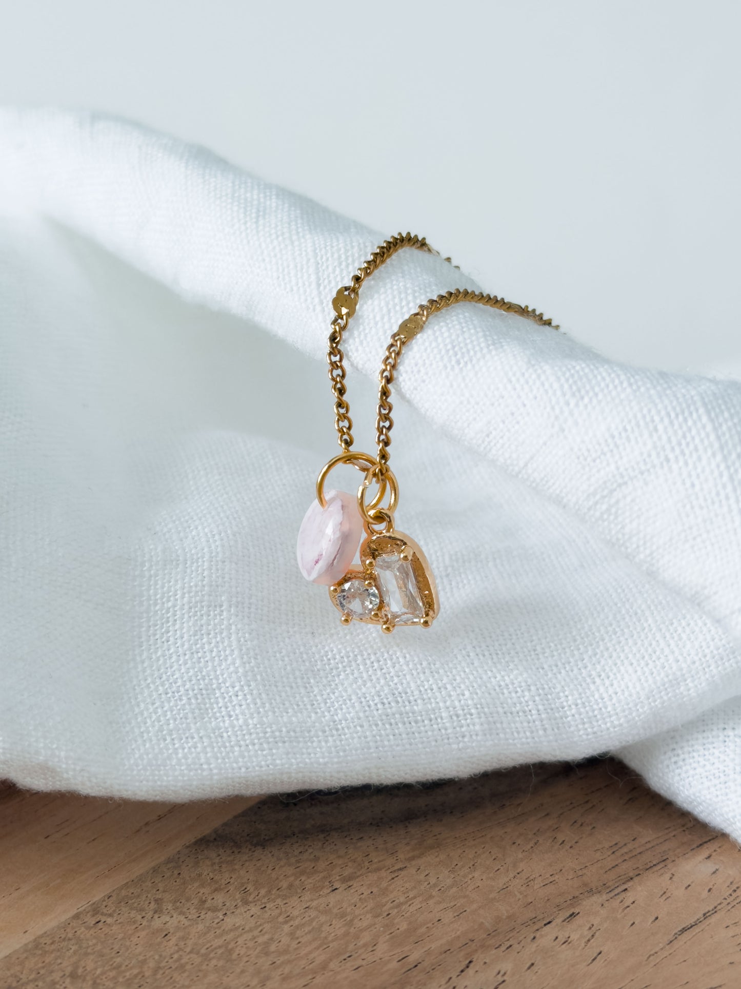 Love Notes Col ✦ Halskette mit rosenquartz-farbigen & Herzchen Anhänger