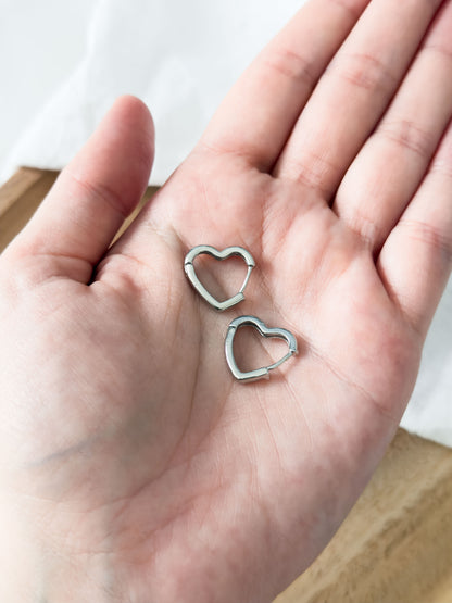 Love Notes Col ✦ Silberne Herz Creolen