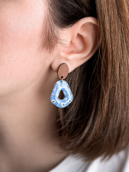 Untamed Garden Col ✦ Blaue Blumen Ohrringe mit Holzstecker