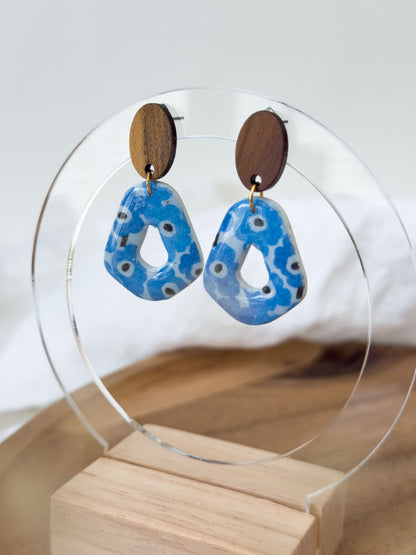Untamed Garden Col ✦ Blaue Blumen Ohrringe mit Holzstecker